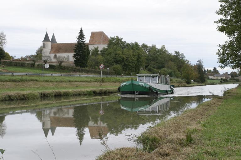 Canal de navigation dit canal latéral à la Loire : au second plan, l'église.