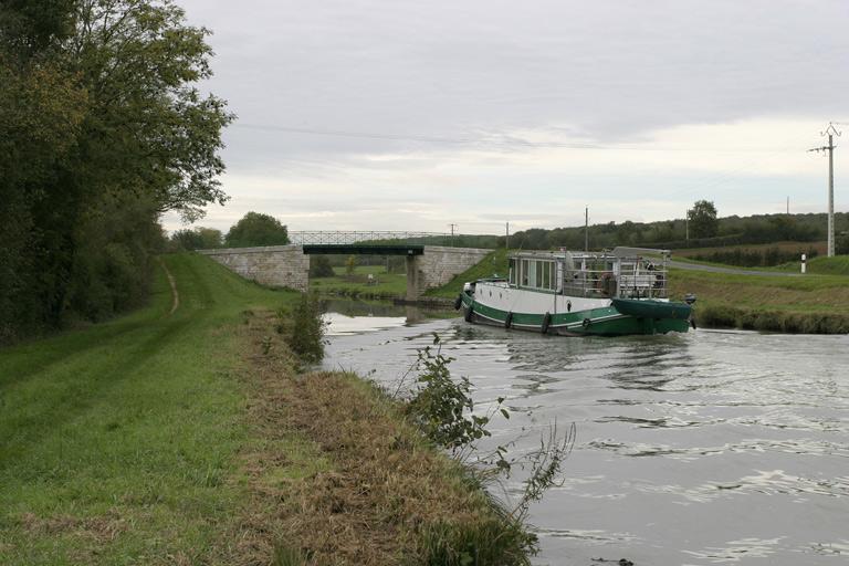 Canal de navigation dit canal latéral à la Loire : au second plan, pont.