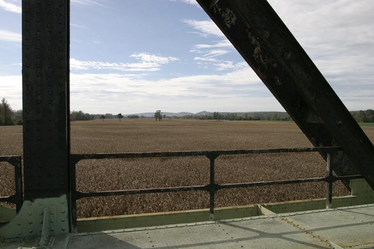 Vue prise du pont de chemin de fer, au lieu-dit le Pré l'Abbé.