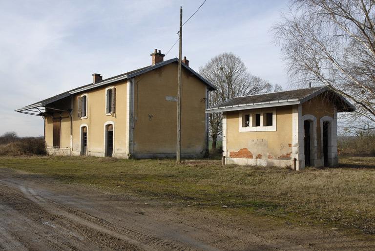 Vue d'ensemble, au 1er plan lampisterie et toilette.