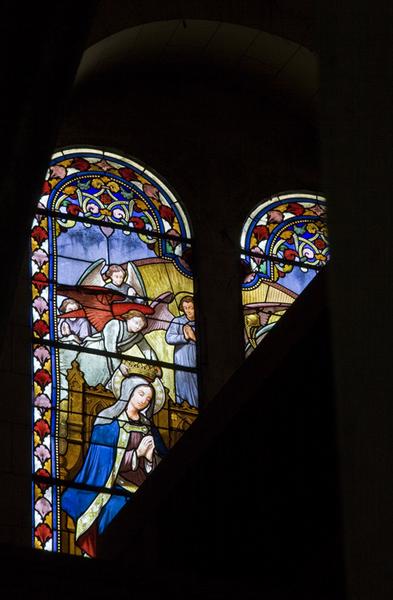 Verrière (baie 17) : Couronnement de la Vierge : vue d'ensemble.