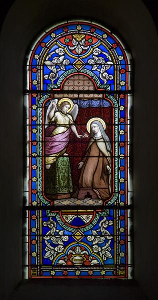 Verrière (baie 7) : sainte Thérèse d'Avila transpercée par une flèche tenue par un ange : vue d'ensemble.