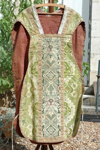 Vue de face de la chasuble.