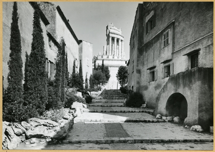 Rue montant vers le Trophée d’Auguste