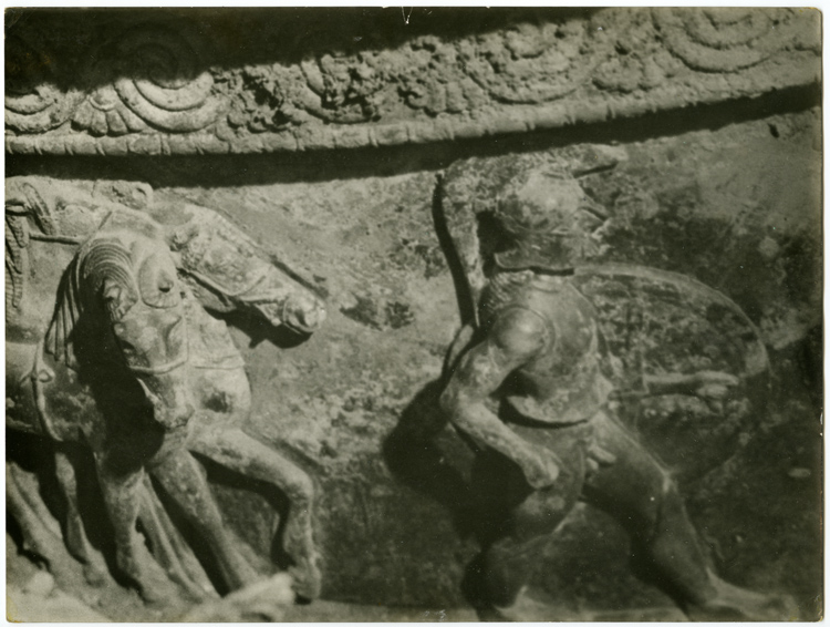 Cratère de Vix : détail de la frise des hoplites et chars ornant le col