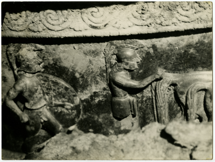 Cratère de Vix : détail de la frise des hoplites et chars ornant le col