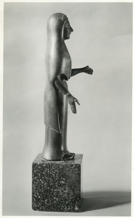 Cratère de Vix : statuette de femme ornant le couvercle, de profil