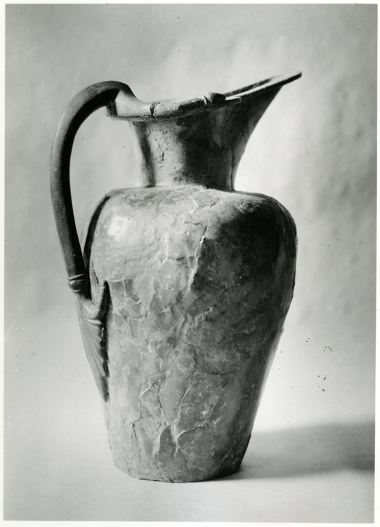 Vase en bronze avec anse et bec