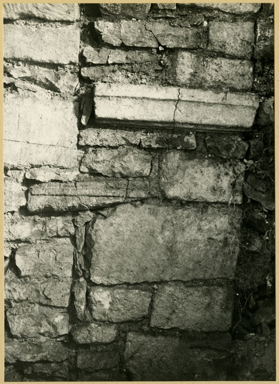 Fouilles de l'église : aile nord du couloir coudé, jonction entre le mur de la rotonde et la maçonnerie du couloir