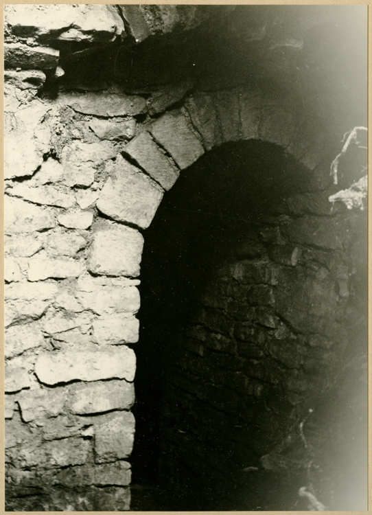 Fouilles de l'église : arc externe de la baie sud de la rotonde