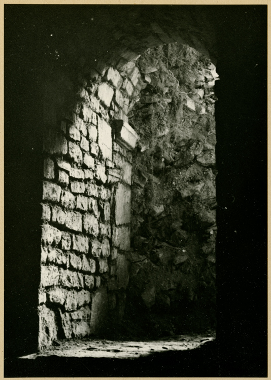 Fouilles de l'église : arc externe de la baie sud de la rotonde, vu de l’intérieur