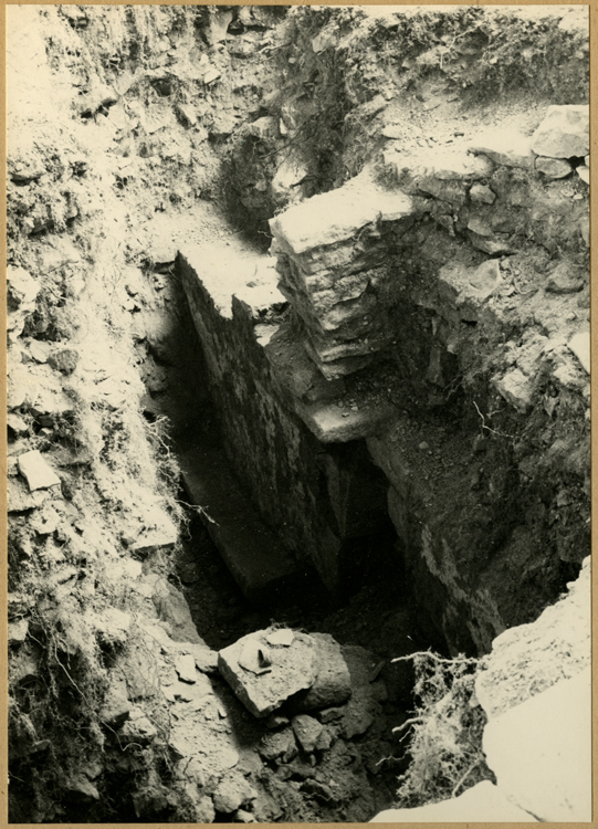 Fouilles de l'église : extrémité du couloir coudé et entrée de la chapelle Saint-Etienne