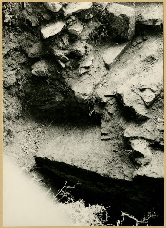 Fouilles de l'église : couloir nord, détail de la baie visible