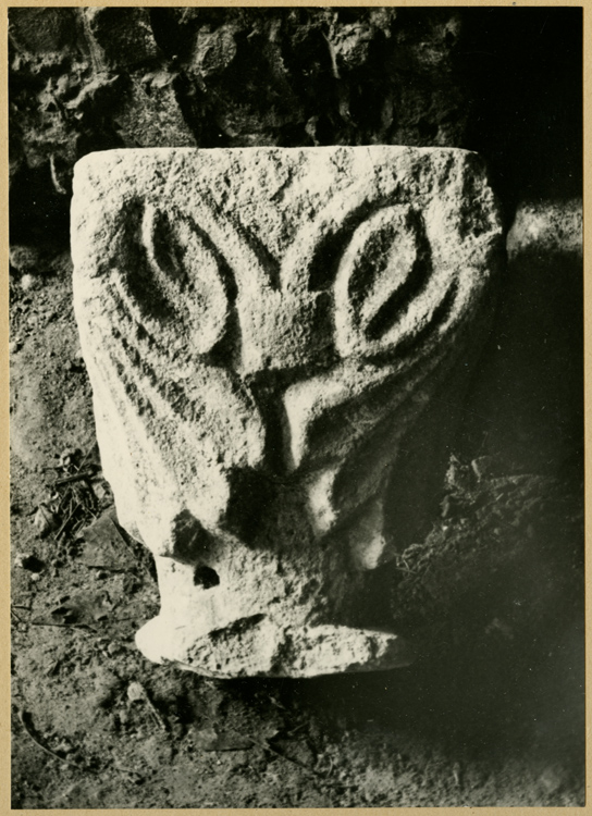 Fouilles de l'église : chapiteau du musée lapidaire