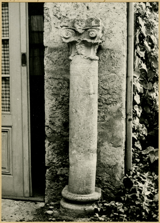 Colonne avec chapiteau sculpté d’un masque humain