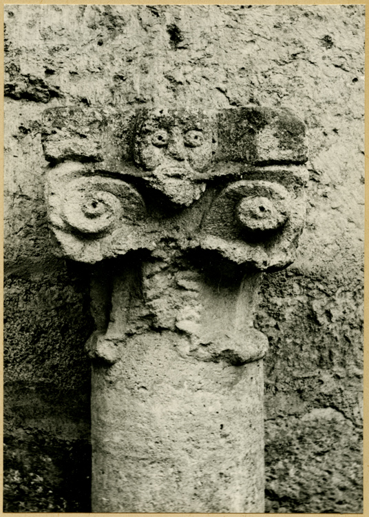 Colonne avec chapiteau sculpté d’un masque humain