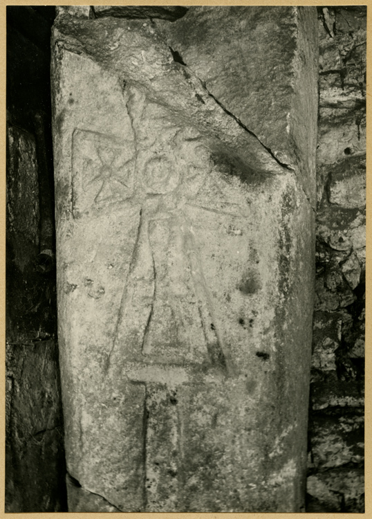 Sarcophage mérovingien avec croix sculptée