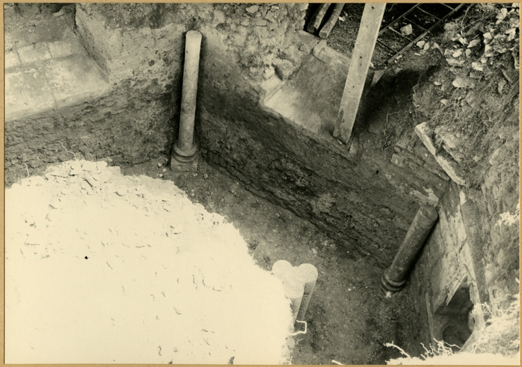 Fouilles de l'église : intérieur de l’hexagone, parois, colonnes