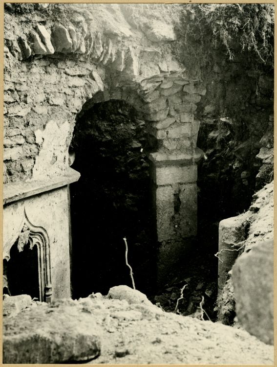 Fouilles de l'église : pilastre carolingien