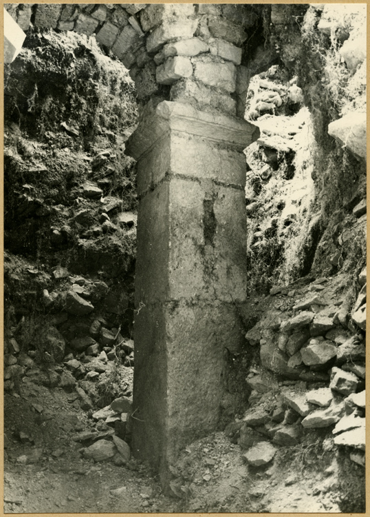 Fouilles de l'église : pilastre carolingien, détail de l’appareil