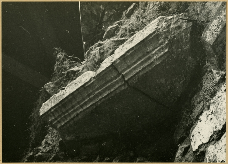 Fouilles de l'église : moulure de l’imposte, angle sud-est de l’hexagone