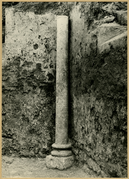 Fouilles de l'église : hexagone, colonne angle sud-est