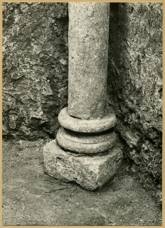 Fouilles de l'église : hexagone, colonne angle sud-est, base