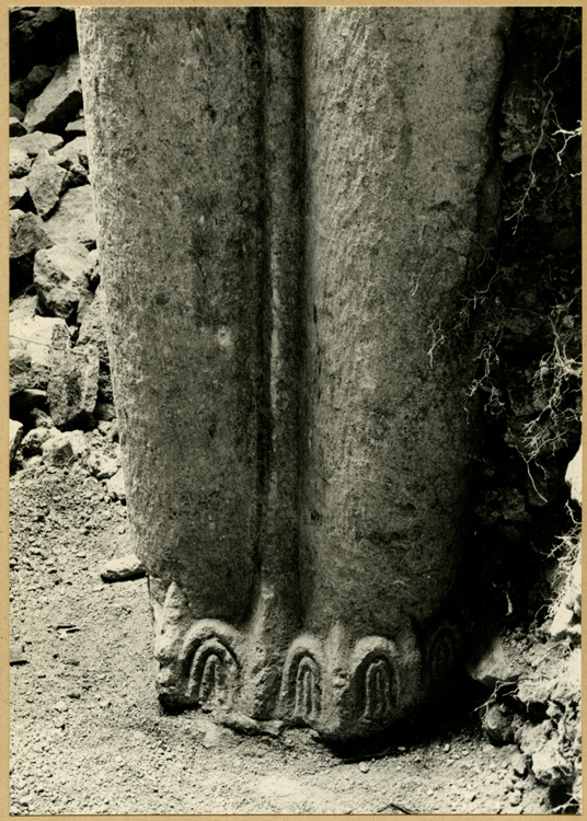 Fouilles de l'église : colonne tréflée côté sud, sculpture à la base