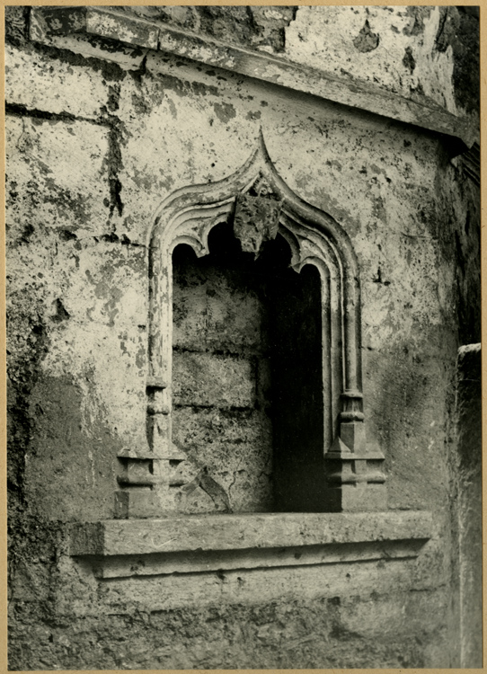 Fouilles de l'église : piscine de l’abbé Bernard de Bourbon