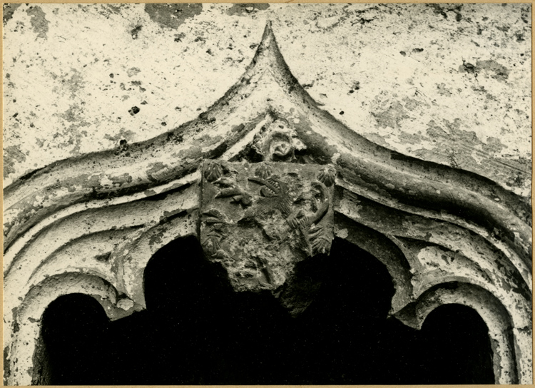 Fouilles de l'église : piscine liturgique, armoiries de Bernard de Bourbon