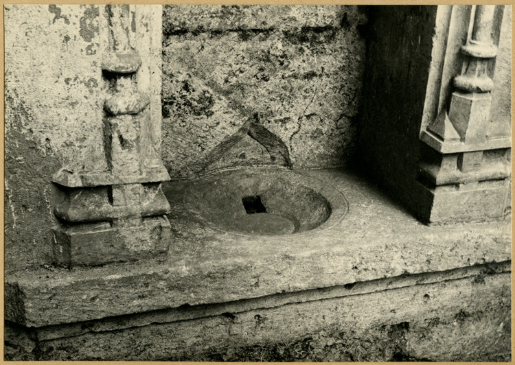 Fouilles de l'église : piscine liturgique, cuvette