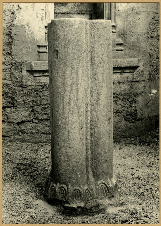 Fouilles de l'église : hexagone, colonne trilobée sud