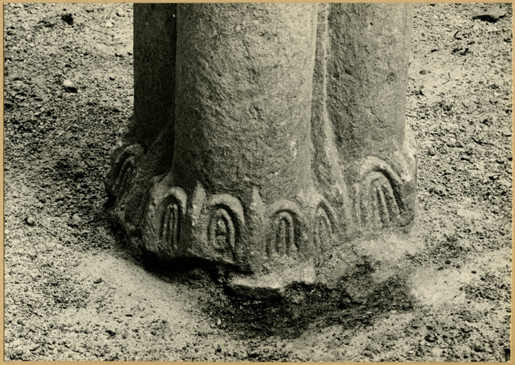 Fouilles de l'église : hexagone, colonne trilobée sud, base sculptée