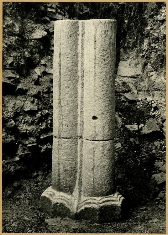 Fouilles de l'église : hexagone, colonne trilobée nord