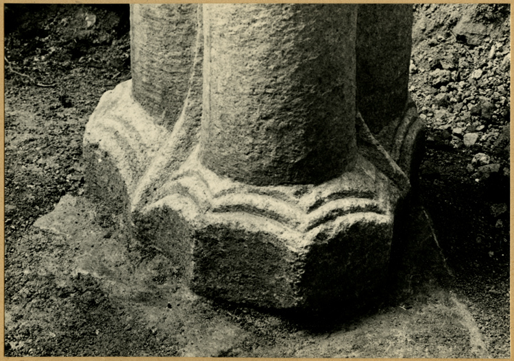 Fouilles de l'église : hexagone, colonne trilobée nord, base