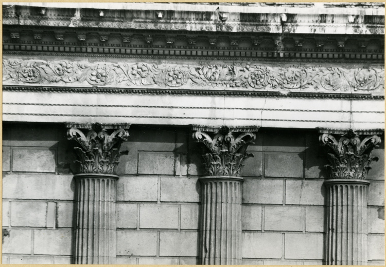 Façade sud : détail de l’entablement et colonnes