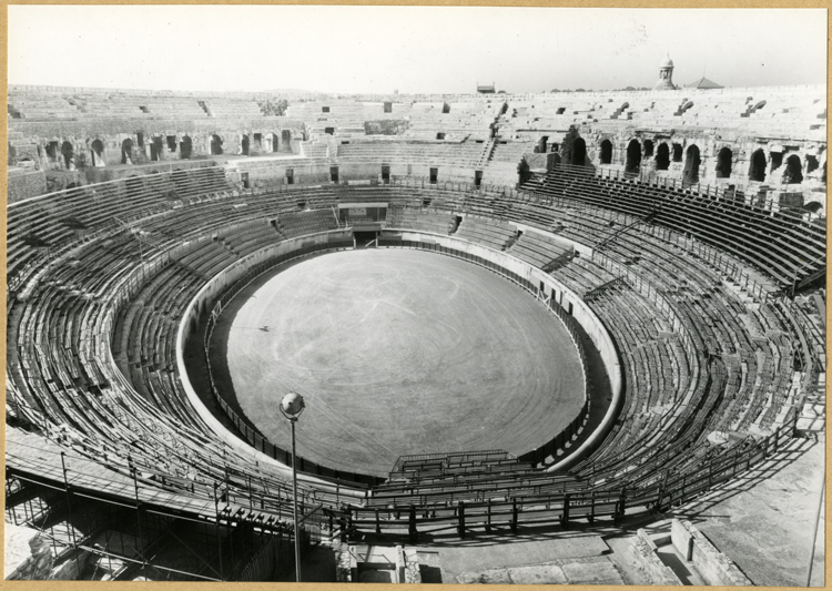 Vue d’ensemble de l’intérieur : gradins et arène