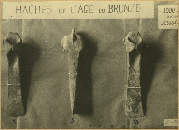 Haches de bronze