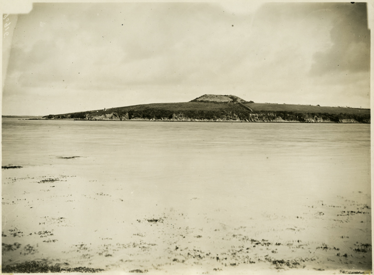 Vue de l’île et du tumulus de Gavrinis