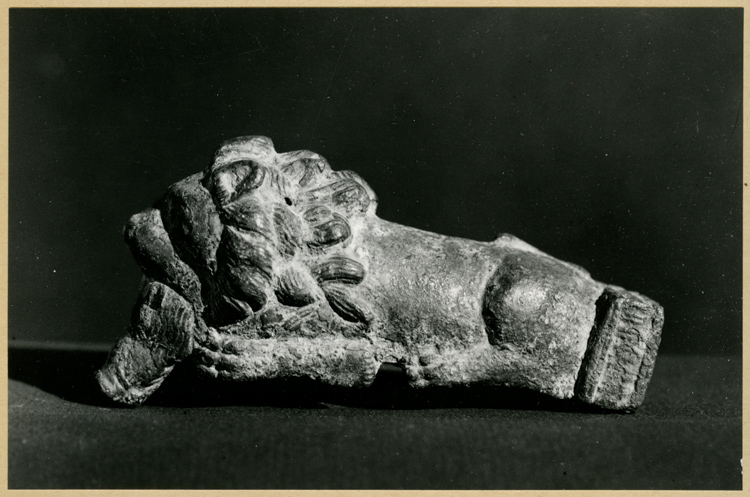 Manche de clef, lion avec une hure de sanglier dans la gueule