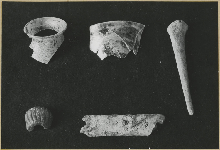 Mobilier archéologique : divers fragments d’objets (col de cruche, demie perle, tesson de bol, os)