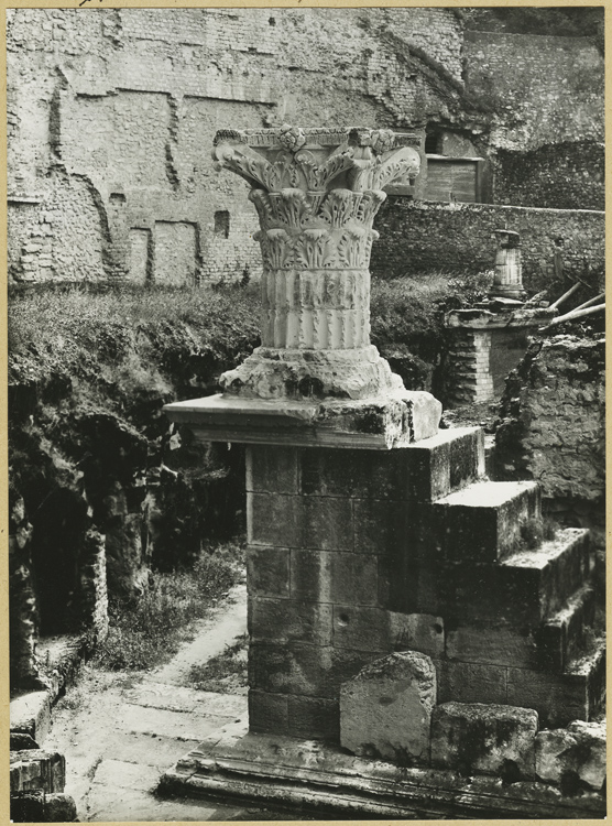 Vestiges : escalier, chapiteau