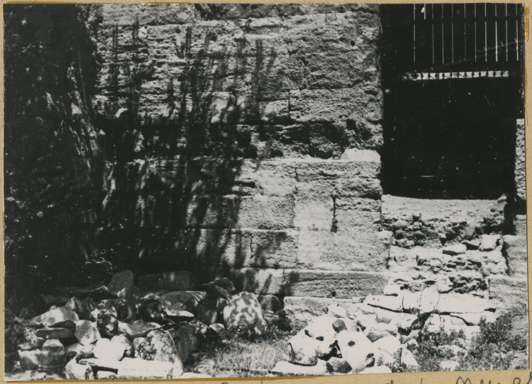 Mur de scène, ou frons scaenae : soubassement du mur et porte latérale est