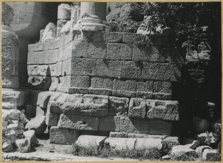 Mur de scène, ou frons scaenae : soubassement du mur et débris de colonnes à l'est de la porte royale