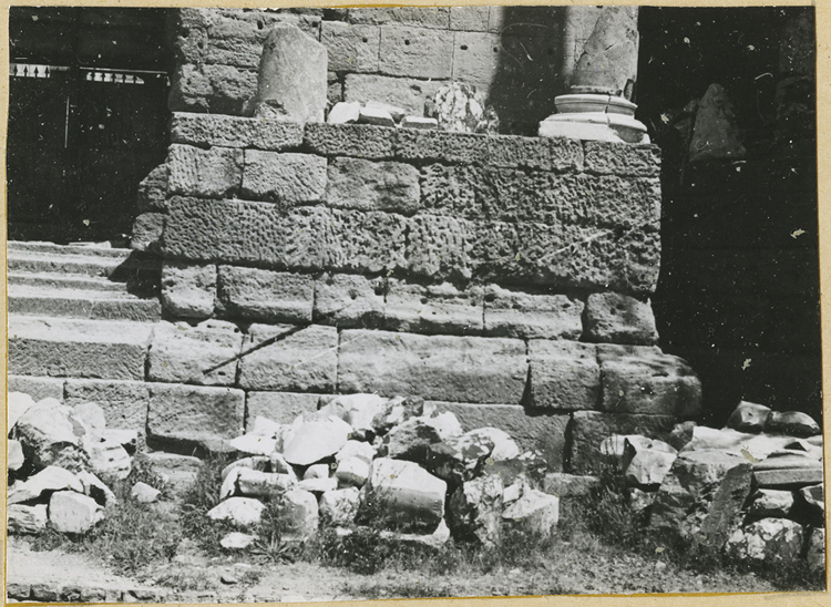 Mur de scène, ou frons scaenae : soubassement du mur et débris de colonnes à l'est de la porte royale