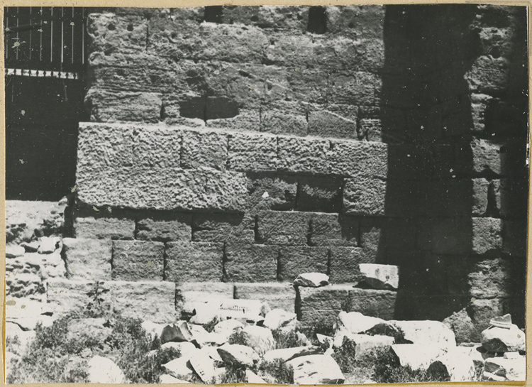 Mur de scène, ou frons scaenae : soubassement du mur et porte latérale est