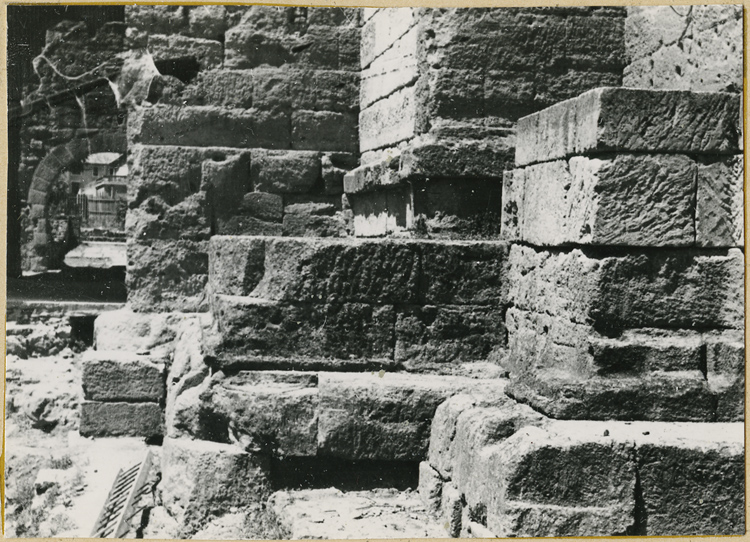 Mur de scène, ou frons scaenae : soubassement du mur, côté ouest