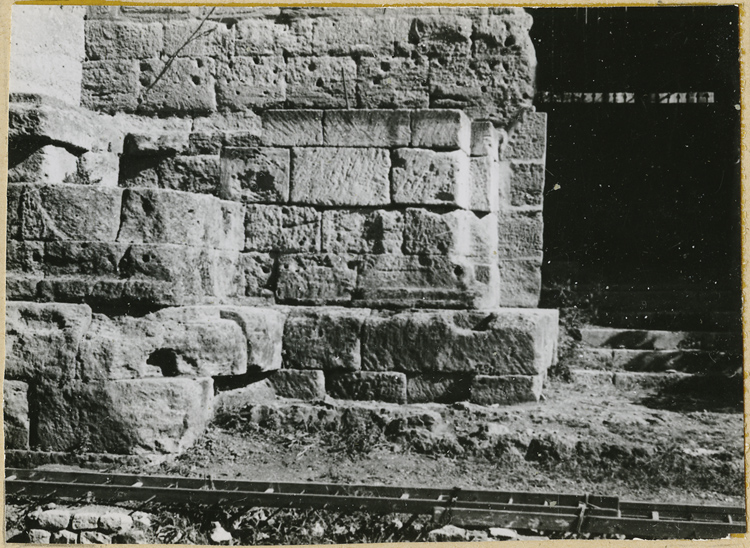 Mur de scène, ou frons scaenae : soubassement du mur et porte latérale ouest