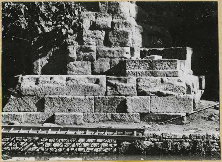 Mur de scène, ou frons scaenae : soubassement du mur à l'ouest de la porte royale