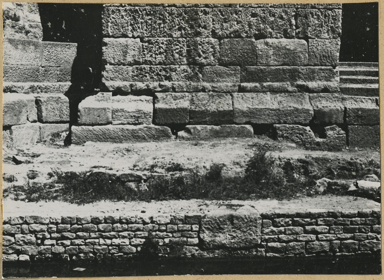 Mur de scène, ou frons scaenae : soubassement du mur à l'ouest de la porte royale